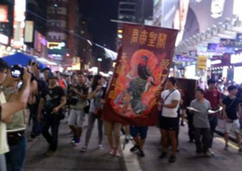 2014年10月27日,旺角佔領區,傍晚約有三十名佔領人士,捧出供奉的關公像巡遊一周,祈求關公保祐佔領人士。(目擊者攝)