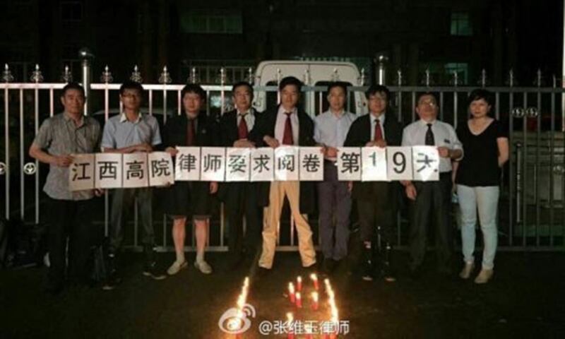 律师们在江西高院门口连续静坐19天。(玉品健提供)