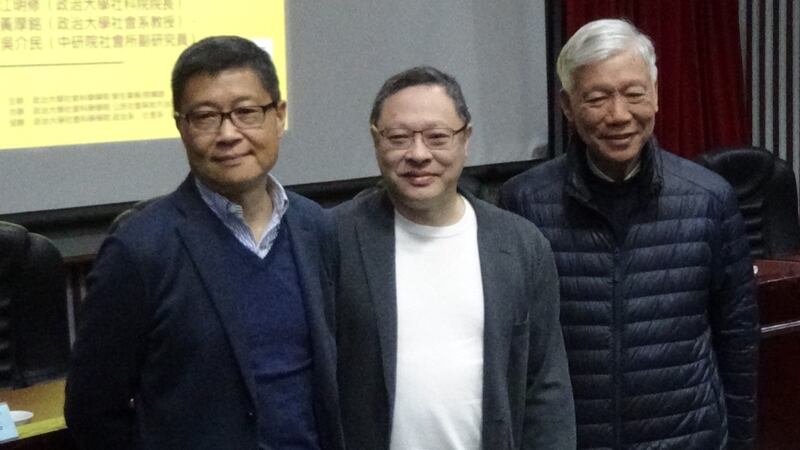 2019年1月29日,香港“占中三子”陈健民(左一)、戴耀廷(中)、朱耀民在台湾校园座谈。(RFA资料照)