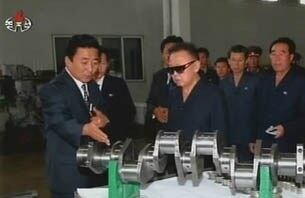 북한 김정일 국방위원장이 평안북도 북중기계연합기업소에서 만든 제품을 둘러 보고 있다.