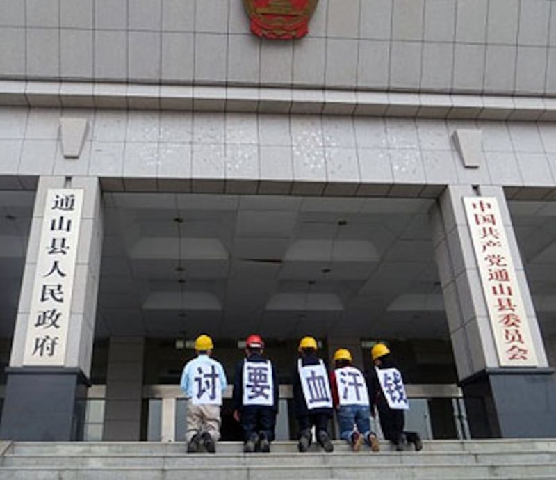 國慶期間，湖北通山縣、雙峰縣三百多名民工，追討欠薪沒有結果，出奇招在通山縣政府外跪求，並網上致嘲諷美女縣長公開信。（照片由維權人士提供）