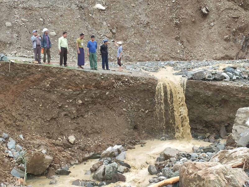 စစ်ကိုင်းတိုင်း နဂကိုယ်ပိုင်အုပ်ချုပ်ခွင့်ရဒေသ လဟယ်မြို့နယ်အတွင်း တောင်ကျရေကြောင့် မြေပြိုခဲ့သည့် မြင်ကွင်းတစ်ခုအား ၂ဝ၂၄ ခုနှစ် မေလ ၂၈ ရက်နေ့က တွေ့ရစဉ်။ (Photo: Citizen Journalist)
