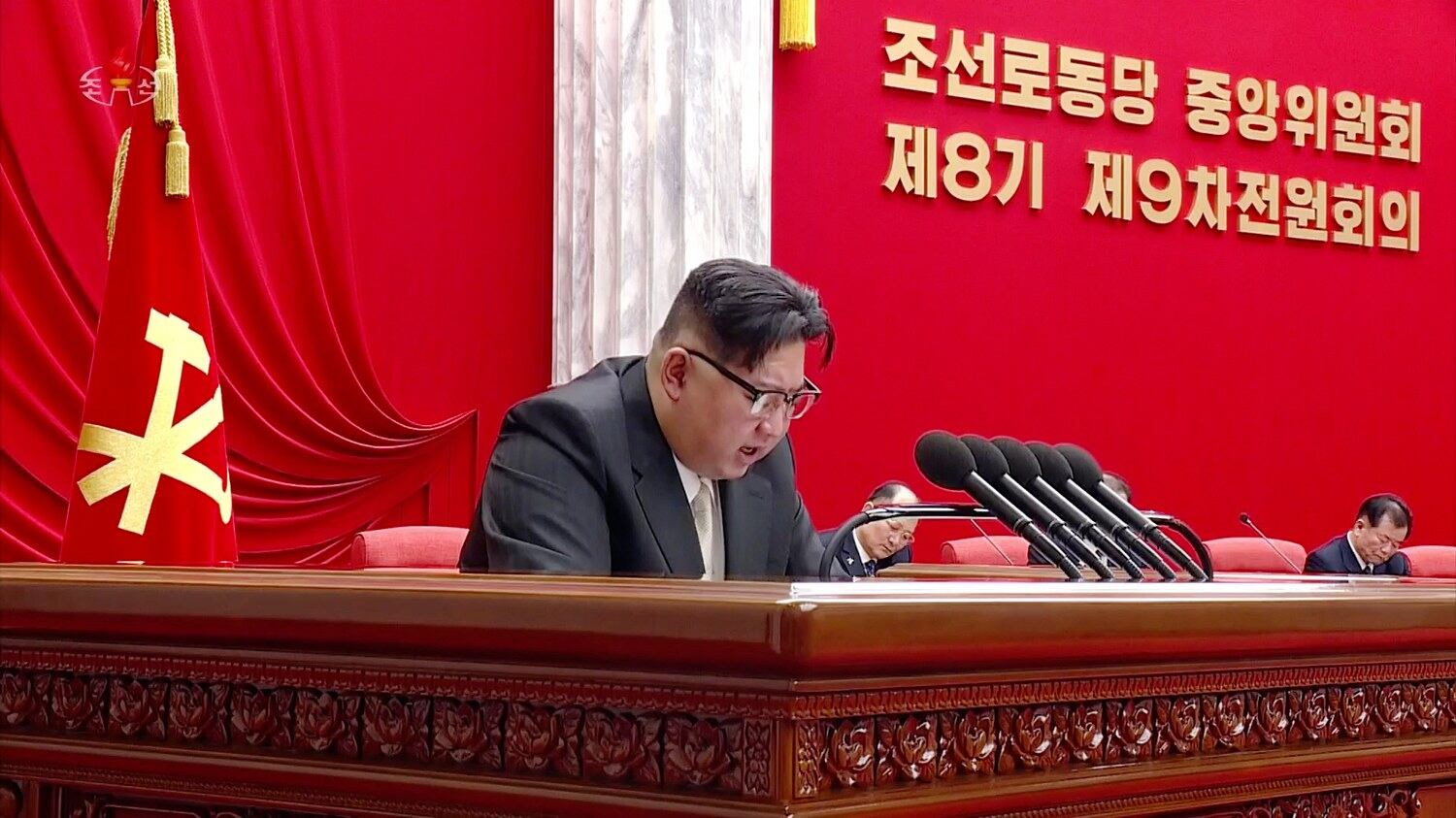 북한 김정은 국무위원장이 노동당 제8기 제9차 전원회의 2일차인 지난달 27일 회의에서 "2024년도 투쟁방향에 대한 강령적인 결론을 했다"고 조선중앙TV가 지난달 28일 보도했다.[조선중앙TV 화면]