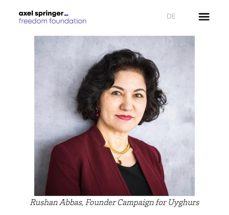 روشەن ئابباس خانىم گېرمانىيە پايتەختى بېرلىندا قۇرۇلغان «ئاكسېل سپرىنگېر ئەركىنلىك فوندى» (Axel Springer) جەمئىيەت مەسلىھەتچىلەر كومىتېتىنىڭ ئەزاسى بولۇپ تاللاندى. 2023-يىلى 29-مارت.