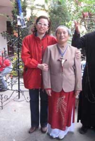 Cô Tạ Phong Tần (trái). Photo courtesy of tiengnoitudodanchu.