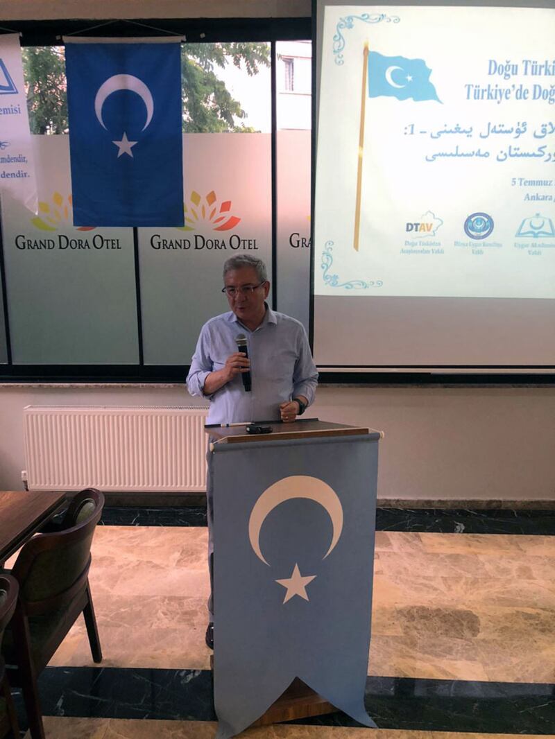 دۇنيا ئۇيغۇر قۇرۇلتىيىنىڭ مۇئاۋىن رەئىسى دوكتور ئەركىن ئەكرەم سۆزلەۋاتىدۇ. 2024-يىلى 5-ئىيۇل، ئەنقەرە