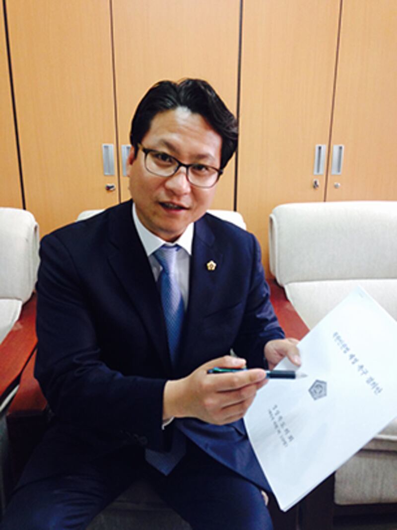 배진석 경상북도의회 의원이 경주시에 있는 자신의 사무실에서 ‘북한인권법 제정 촉구 결의안' 사본을 보여주며 설명하고 있다. RFA PHOTO/ 박성우