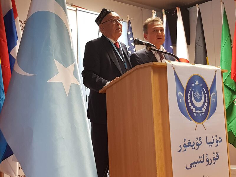 دۇنيا ئۇيغۇر قۇرۇلتىيىنىڭ رەئىسى دولقۇن ئەيسا (ئوڭدا) بىلەن ئۇيغۇر مىللىي ھەرىكىتىنىڭ پېشقەدەم رەھبەرلىرىدىن بىرى بولغان ئەركىن ئالپتېكىن (سولدا) سەھنىدە نۇتۇق سۆزلەۋاتىدۇ.