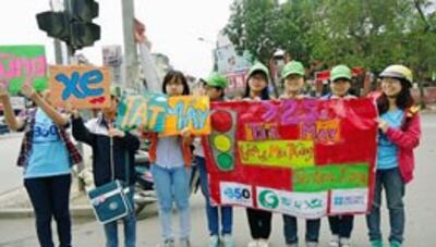 Một nhóm trẻ tự phát tổ chức những chốt dọc đường kêu gọi tắt máy xe vài phút vài giây để bảo vệ môi trường (tinmoitruong.vn)