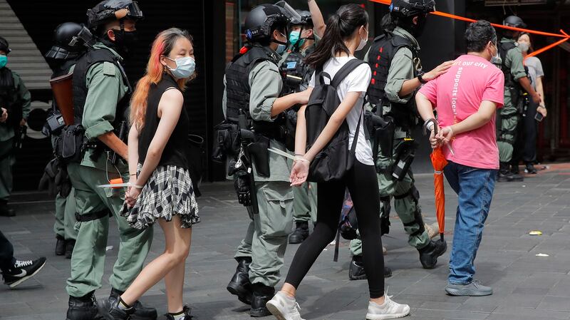 2020年7月1日，香港警察逮捕示威者。（美联社）