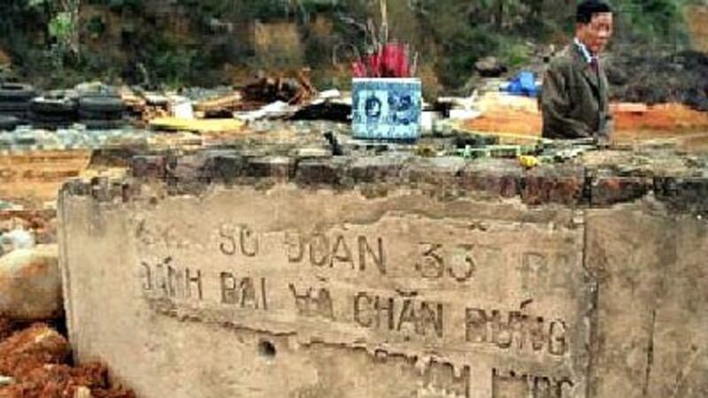 Nhiều bia tưởng niệm trận chiến 1979 bị đục bỏ