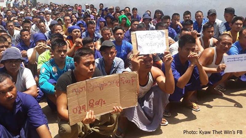 ကလေးမြို့ မော်လိုက်ကလေးအကျဉ်းထောင်မှာ ၂၀၁၉ မေ ၈ ရက်နေ့က အကျဉ်းသားတွေ ဆန္ဒပြစဥ်။ (Photo: Kyaw Thet Win's FB)