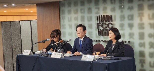 11일 열린 외신 대상 기자설명회에서 발언하고 있는 이재명 더불어민주당 대표.