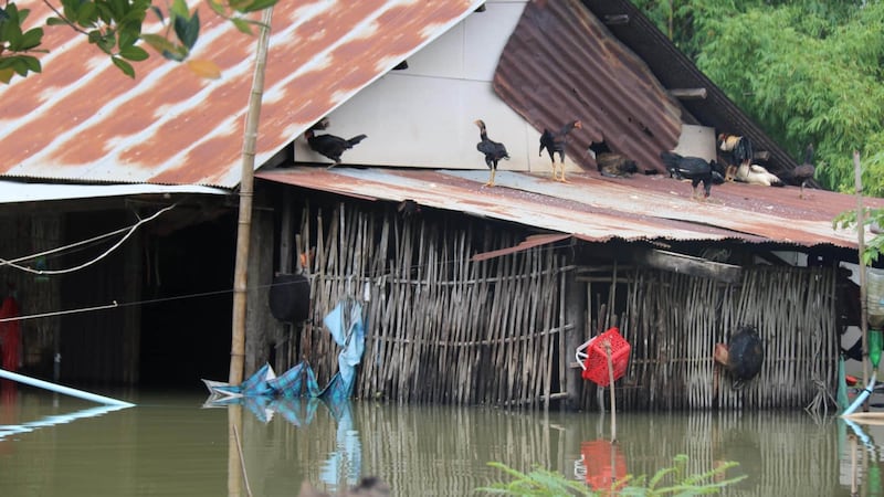 ទឹកជន់លិចផ្ទះ​នៅ​ភូមិនាងកេត ឃុំឫស្សី​ក្រោក ស្រុក​មង្គលបុរី ខេត្ត​បន្ទាយមានជ័យ ថ្ងៃ​ទី១៧ ខែតុលា ឆ្នាំ២០២០។