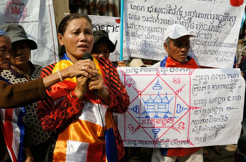 លោកស្រី ផាន់ ឈុនរ៉េត និង​ស្វាមី ថ្លែង​ការពារ​មិន​ឲ្យ​អាជ្ញាធរ​រុះរើ​ផ្ទះ​លោកស្រី​ចេញ​ពី​តំបន់​បឹងកក់ នៅ​ថ្ងៃ​ទី​៣០ ខែ​មករា ឆ្នាំ​២០១៦។