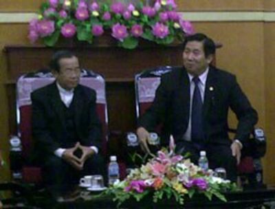 Linh mục Nguyễn Khắc Quế (trái) hôm chúc Tết tại UBMTTQVN. Photo courtesy of ubdkcgvn.org.vn