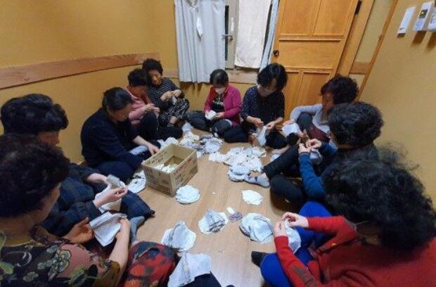 사진은 경북 고령군 고령영생요양원에 근무하는 직원 30여명이 코로나19 관련 기부 목적으로 필터 교체형 면 마스크를 제작하는 모습.