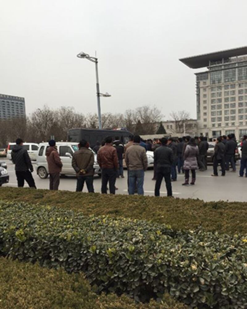 2015年1月27日,河南省安陽市四百多名被拖欠工資的“龍躍新世紀”建築工人代表,集體遊行到安陽市政府大樓外抗議,要求政府向地產開發商施壓,發放工人被拖欠的薪金。(目擊者攝)