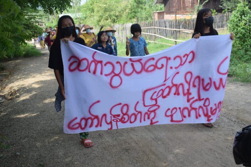 စစ်ကောင်စီမှ အင်တာနက်ဖြတ်တောက်ထားသည့် စစ်ကိုင်းတိုင်းတွင် ယင်းမာပင်နဲ့ ဆားလင်းကြီး ရွာပေါင်းစုံသပိတ်က ၂၀၂၂ ခုနှစ် ဇွန်လ ၅ ရက်နေ့မှာ ဆန္ဒပြခဲ့ကြစဉ်။ (Photo: Citizen Journalist)