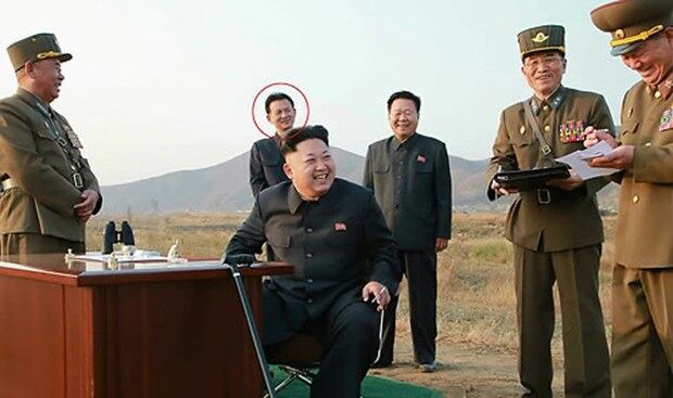 북한 김정은 국방위원회 제1위원장이 2014년 11월 공군 '검열비행훈련'을 참관하는 동안 최룡해 당 비서와 오일정 당 부장(붉은 원)이 밀착 수행하고 있다. 이들은 모두 '빨치산 혈통' 2세대이다.