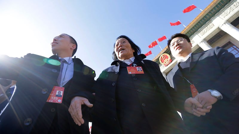 2014年3月4日,中国全国人民代表大会(NPC)全体会议结束后,申纪兰离开北京人民大会堂。(路透社)