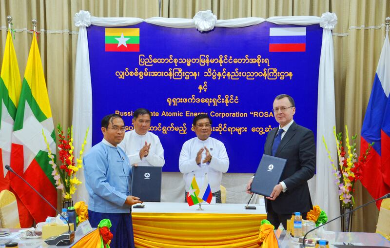 လျှပ်စစ်စွမ်းအားဝန်ကြီးဌာန၊ သိပ္ပံနှင့်နည်းပညာဝန်ကြီးဌာနနှင့် ရုရှားနိုင်ငံ Russian State Atomic Energy Corporation “ROSATOM” တို့ လက်မှတ်ရေးထိုးနေကြသည်ကို ၂၀၂၂ ခုနှစ်၊ ဒီဇင်ဘာလ (၁၃)ရက်နေ့က တွေ့ရစဉ်။ (Photo: MOEP)