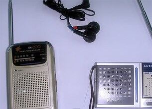 탈북자단체인 자유북한운동연합이 전단 살포용 풍선에 넣는 라디오.
