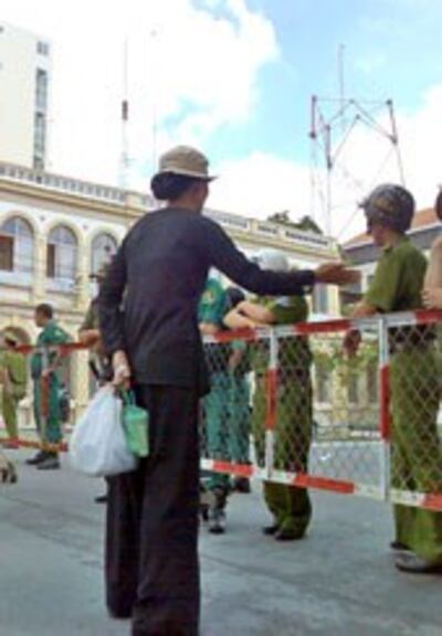 Người dân xin trình bầy nguyện vọng. RFA files