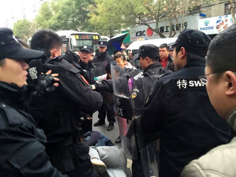 2015年1月28日,湖南省衡陽縣當局派出大批警察驅趕請願的主,期間更多人圍著1名業主拳打腳踢。(訪者提供)