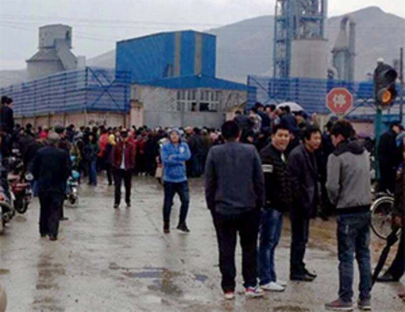 2015年4月2日，更多村民得知警方鎮壓一事而到場聲援，警方反遭包圍。(村民提供)