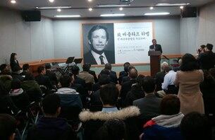 서울 평동 4.19혁명기념도서관에서 열린 故 하벨 전 체코대통령 추모회에서 북한인권시민연합 윤현 이사장이 추모사를 읽고 있다.
