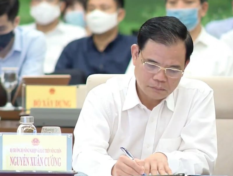 Ông Nguyễn Xuân Cường, Bộ trưởng Bộ Nông nghiệp và Phát triển Nông thôn, tại phiên giải trình trước Thường vụ Quốc hội về An ninh nguồn nước phục vụ sản xuất, sinh hoạt và quản lý an toàn hồ, đập vào hôm 17 tháng 8 năm 2020.