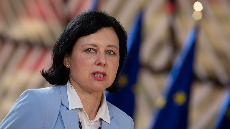 欧盟执委会副主席乔洛娃(Vera Jourova)指出,TikTok将会与其他社交媒体一样,参与欧盟订立的操守守则,承诺打击所有经平台散播的假新闻,为用户提供真实性内容。(美联社图片)