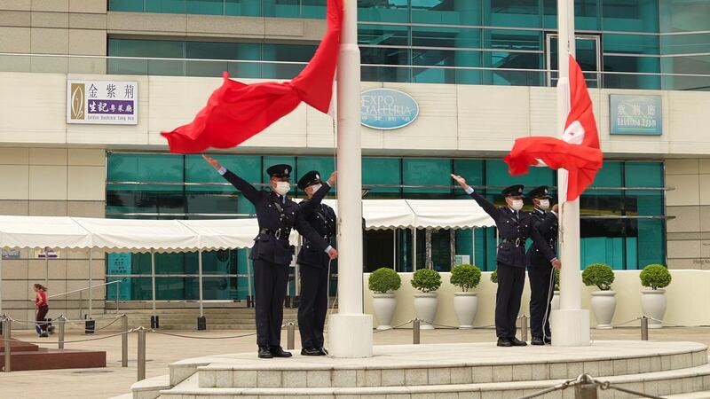金紫荊廣場的升旗儀式，今年4月開始改用中式步操進行，殖民地的英式步操傳統將會成為歷史。（石頭 攝）