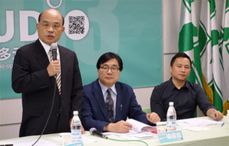 民進黨舉行六四座談會，邀請前學運人士王丹（圖右）出席，黨主席蘇貞昌發表聲明，要求北京善待自己的人民。（台灣特約記者鍾廣政攝） 