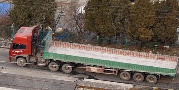 중국 랴오닝성과 북한 신의주를 연결하는 압록강대교를 건너온 화물차량이 단둥세관으로 향하고 있다. 