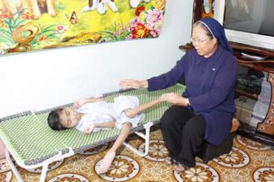 Soeur đang kể chuyện cho một cháu bé khuyết tật