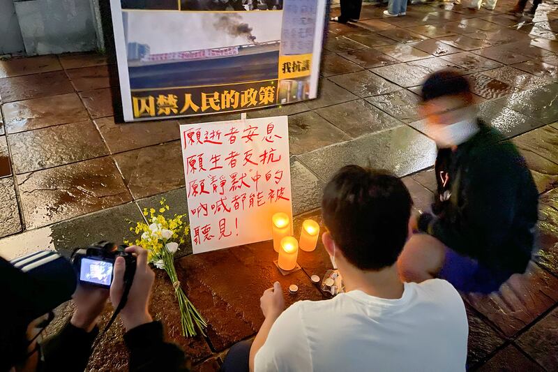 台大學生聲援「白紙革命」現場擺設蠟燭悼念烏魯木齊火災死難者。（鍾廣政 攝）