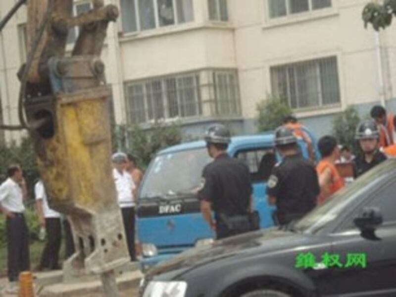 图片：山东滕州被拆迁户13天困于房顶危在旦夕。（维权网）