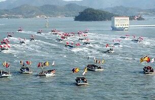 전남 진도대교 일대에서 '2009 명량대첩축제'가 열리고 있는 가운데 명량대첩 당시 수군과 왜군의 싸움이 재현되고 있다.
