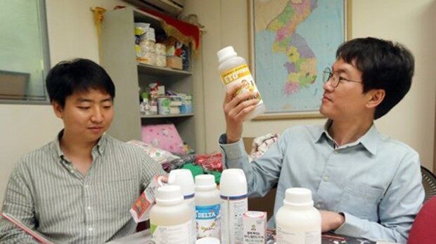서울 마포구 우리민족서로돕기운동 사무실에서 관계자들이 지난 5월 약품 등 말라리아 방역 샘플을 점검하고 있는 모습.