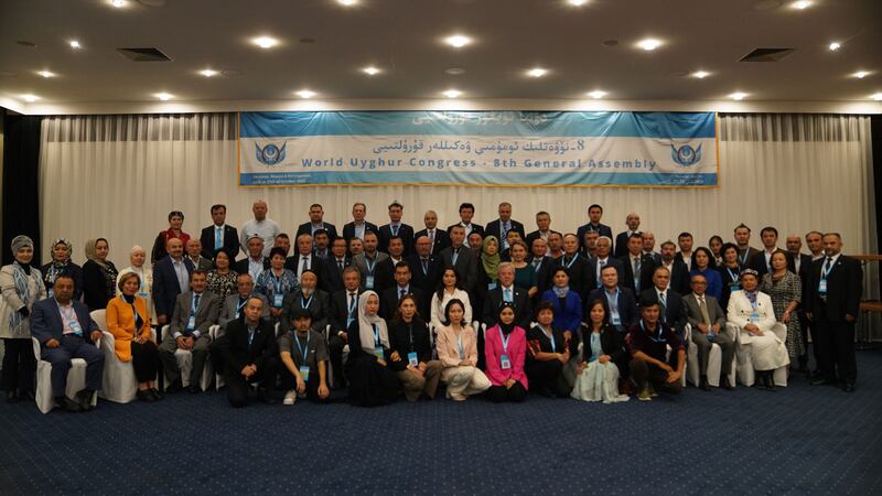 8-نۆۋەتلىك دۇنيا ئۇيغۇر قۇرۇلتىيى ۋەكىللىرى، ئاخباراتچىلار ۋە مېھمانلار خاتىرە سۈرەتكە چۈشتى. 2024-يىلى 27-ئۆكتەبىر، سارايېۋو.