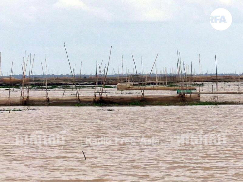 សៃយ៉ឺន ឬស្បៃមុងក្រឡាញឹករាប់រយម៉ែត្រ ត្រូវបានគេដាក់ពង្រាយលើផ្ទៃបឹងនៅចំណុចបឹងខ្សាច់ស ឬបឹងស្នេហ៍ប៉ែកខាងត្បូង ចន្លោះភូមិទីតាង៉ើយ ក្នុងឃុំរោងដំរី និងភូមិខ្សាច់ស ឃុំរក្សជ័យ ស្រុកបាភ្នំ ខេត្តព្រៃវែង។ រូបថតថ្ងៃទី២៣ ខែមករា ឆ្នាំ២០១៧។