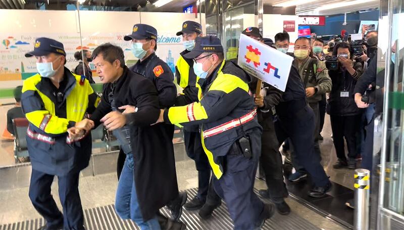 独派“台湾国”理事长陈峻涵27日在台湾桃园国际机场抗议马英九访中被警察架离出场。（记者夏小华摄）