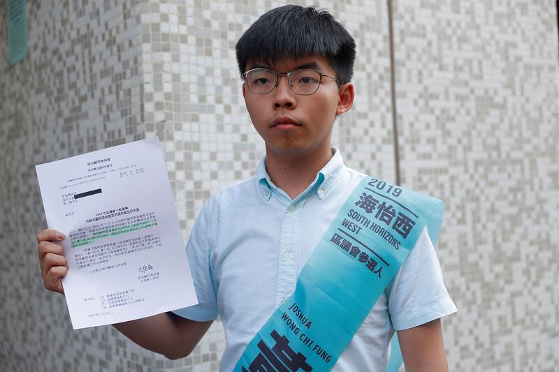 2019年10月4日，香港众志秘书长黄之峰在南区民政事务处向2019年区议会选举提交竞选申请。（路透社）