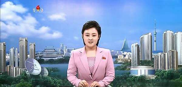 사진은 북한 아나운서가 이날 오후 3시에 조선중앙TV 방송시작을 알리는 장면.