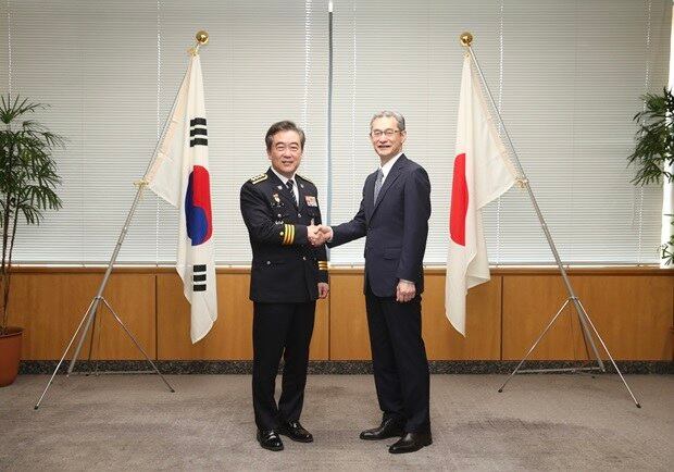윤희근 한국 경찰청장과 츠유키 야스히로 일본 경찰청 장관이 21일 일본 도쿄 경찰청 본부에서 만나 악수를 하고 있다.