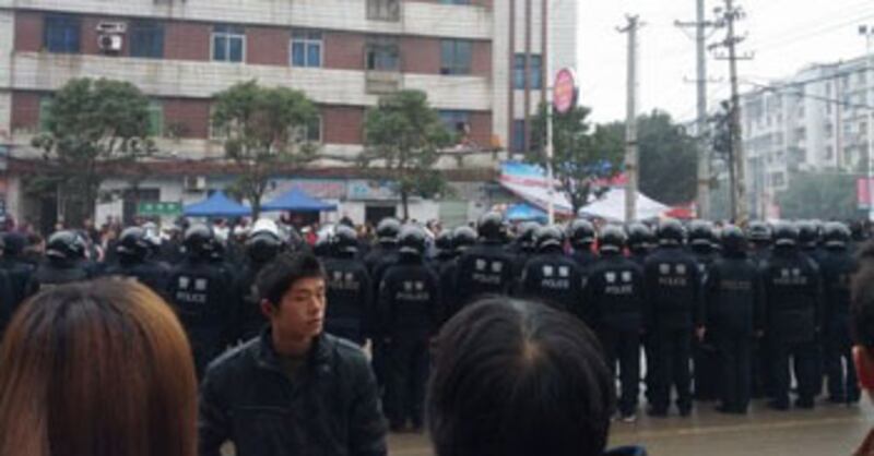 2013年1月11日，數以千計的江西宜春豐城富士康廠區的員工不滿資方工資太低，伙食差以及管理嚴苛，上街堵路抗議。當局出動大批警察現場戒備，並與員工發生衝突，有工人被打傷以及帶走。（圖片由罷工工人提供）