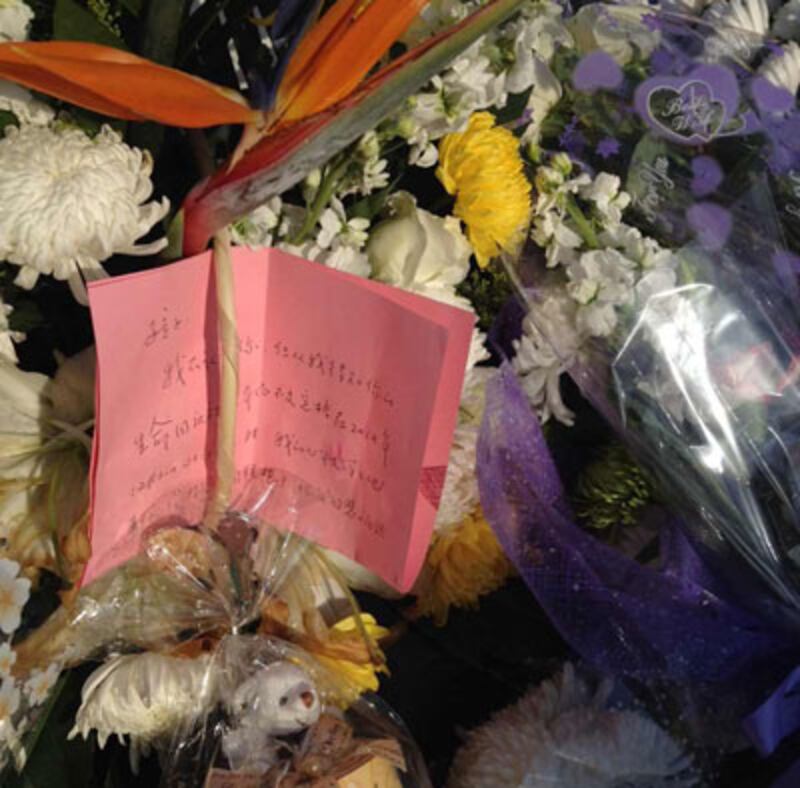 上海市民獻花獻卡，表達對踩踏事件中遇難者的哀痛。（阿琼攝）