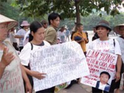 WomenDanOanProtest200.jpg